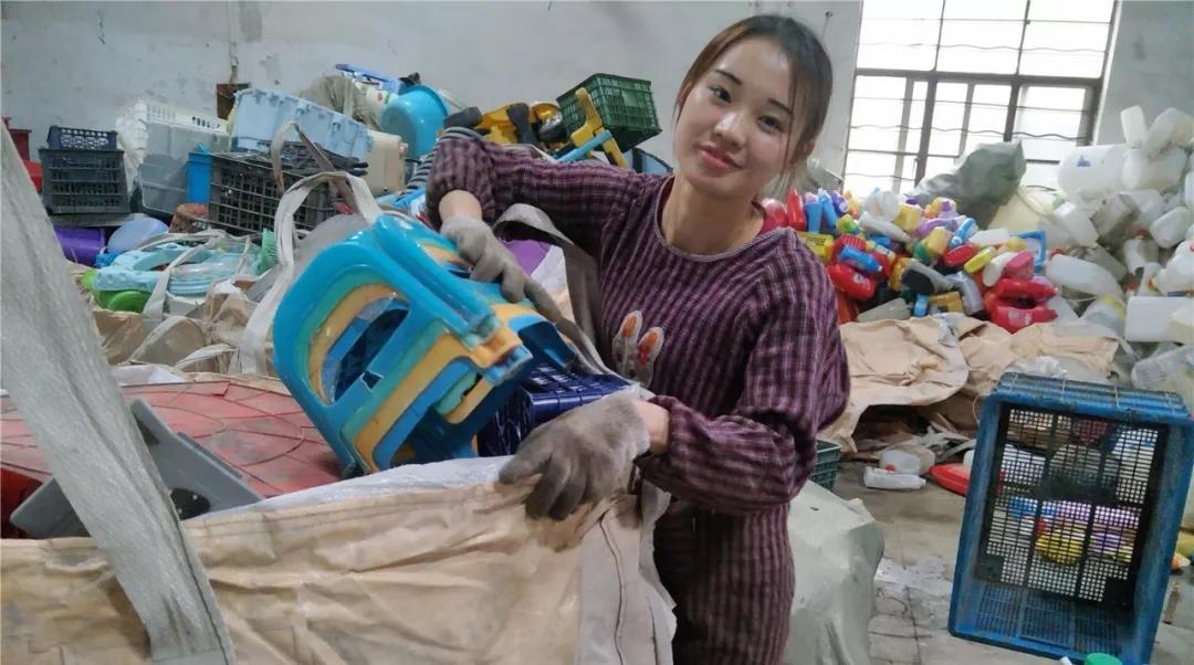 90后美女“收破烂”十年：不偷不抢不丢人！！